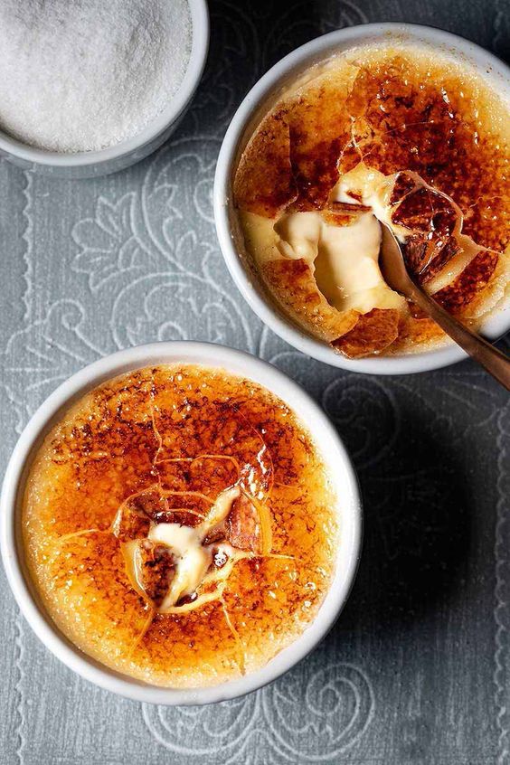 Sladký dezert creme brulee s gratinovaným vrškem.