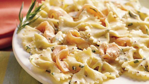 Farfalle s quatro formaggi omáčkou a lososem