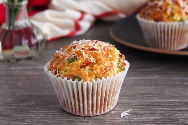 Muffiny na slano s parmezánem, slaninou a jarní cibulkou