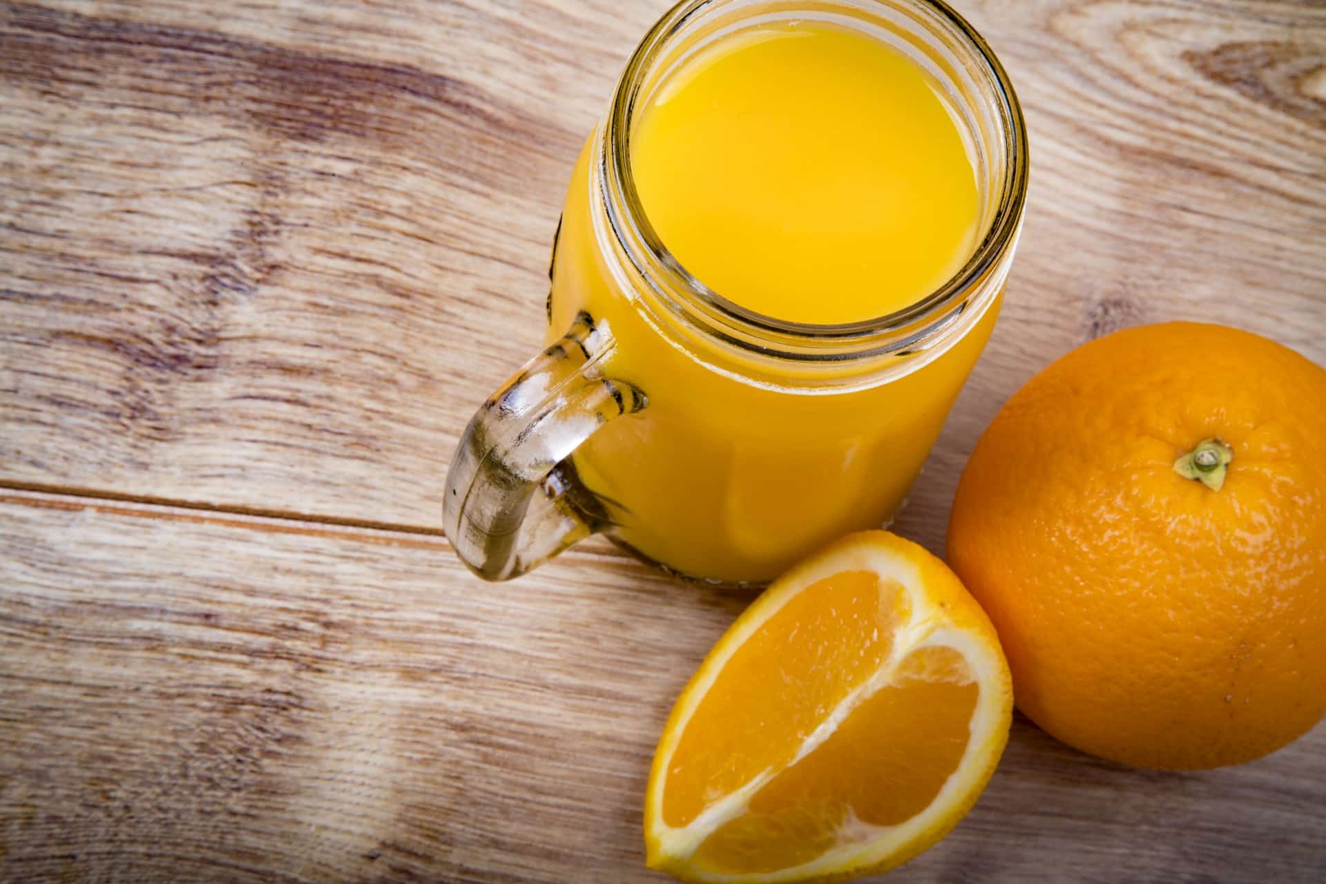 Osvěžující džus z pomeranče a citronu
