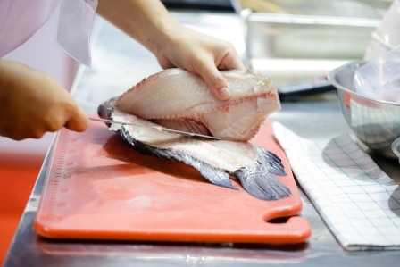 Kuchání ryb je nedílná součást přípravy rybích pokrmů.