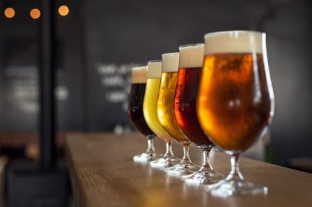 pět orosených piv na baru