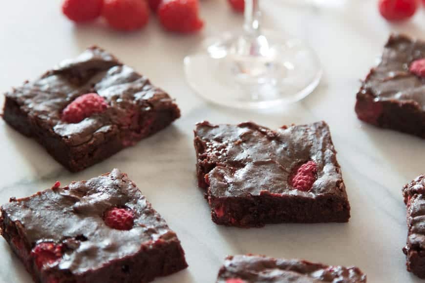 tři čtverečky brownies s malinami