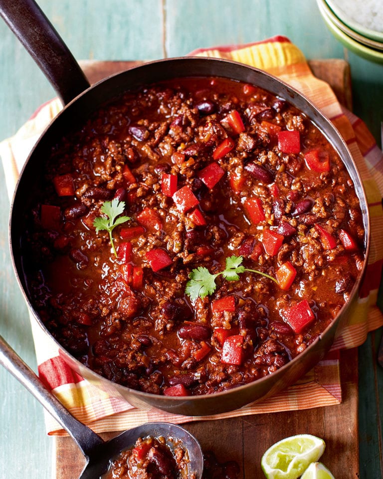 Chili con carne v pánvi na prkýnku