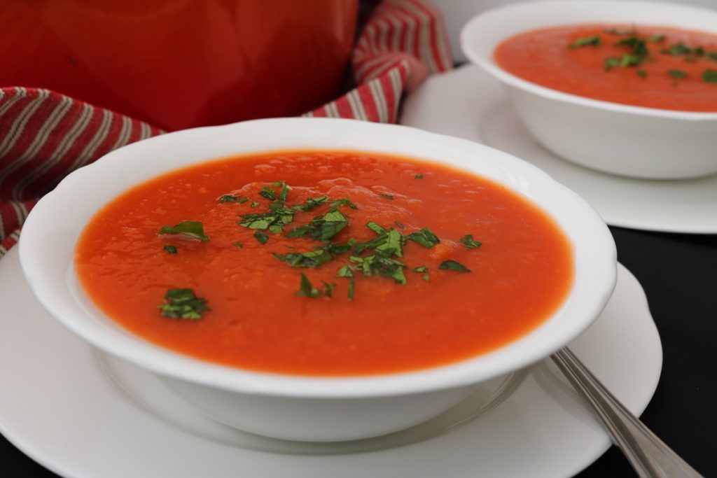 Rajská polévka s bazalkou v hlubokém talíři