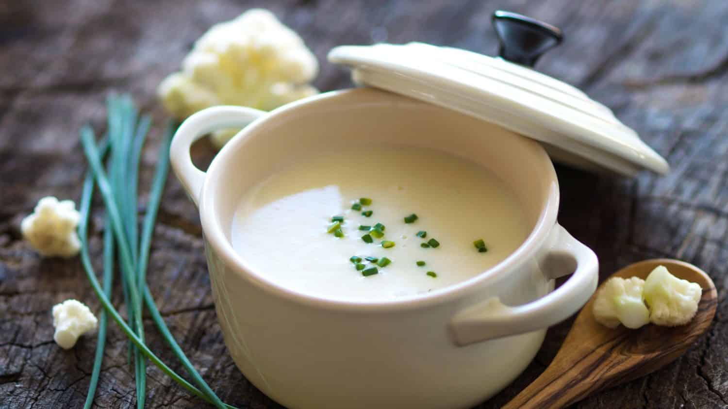 Italská květáková polévka s mrkví a parmezánem