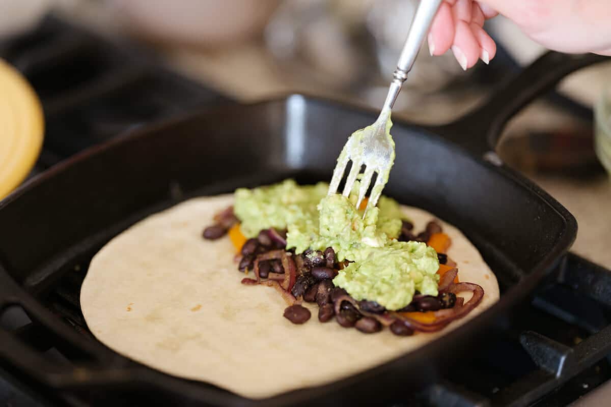 Vege quesadilla s černými fazolemi