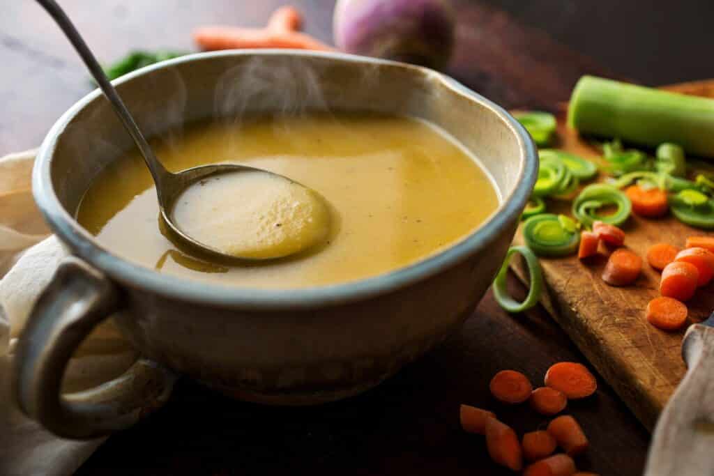 Zimní zeleninová polévka s brukví, bramborami, mrkví a pórkem.