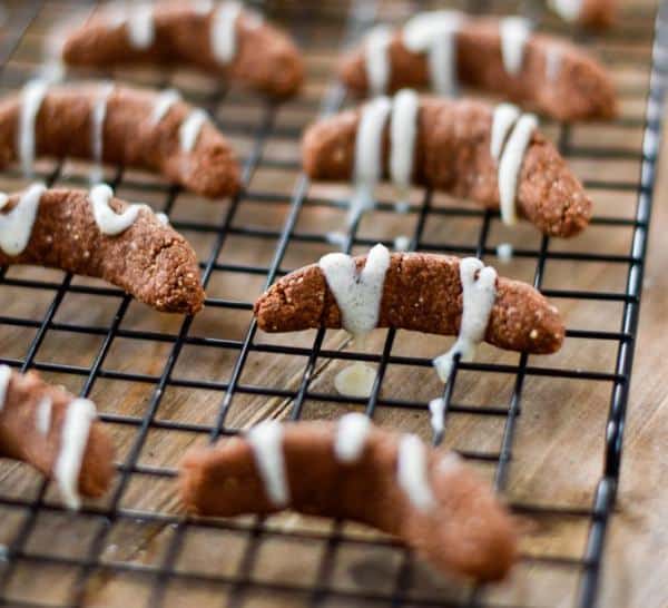 kakaové rohlíčky s javorovým sirupem a bílou polevou