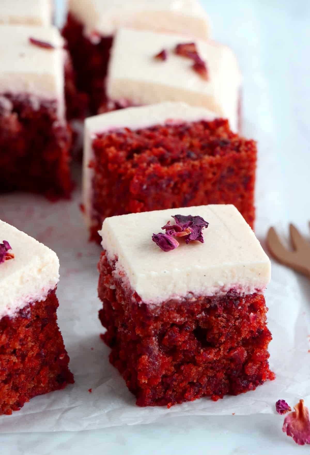 Řezy Red Velvet s vanilkovou polevou