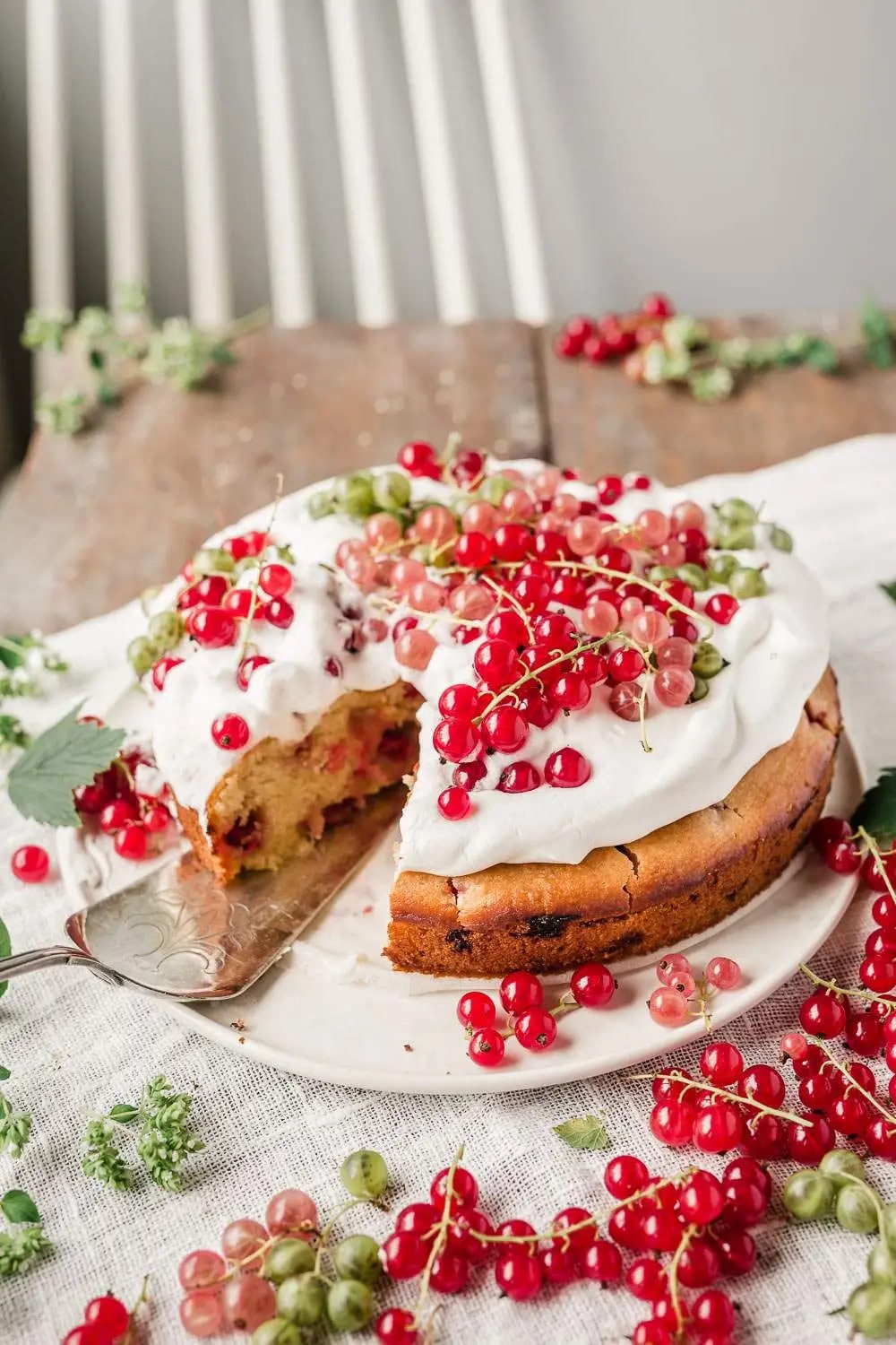 Veganský jogurtový koláč s červeným rybízem