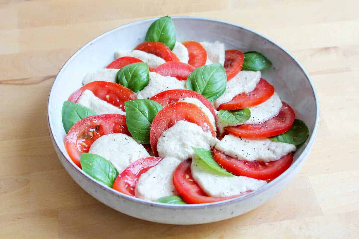 Veganský salát Caprese