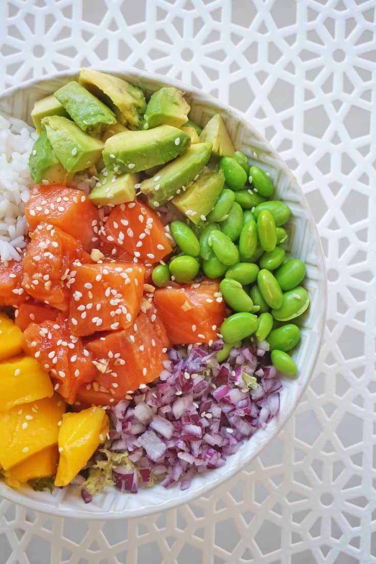 Havajská poke bowl s mangem