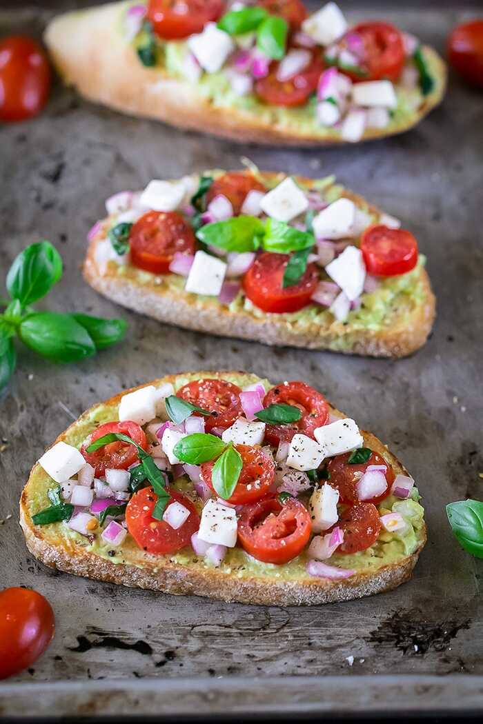 Rajčatová bruschetta s avokádem a mozzarellou