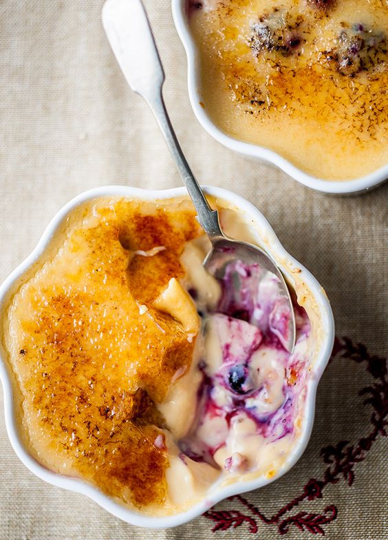 Nejlepší creme brulee dezert s lahodnými borůvkyi.