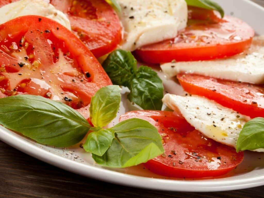 Salát caprese s mozzarellou.