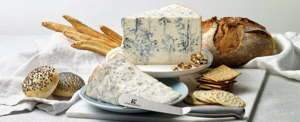 Rozdílné pikantní a sladká gorgonzola servírované na talířcích s křupavým pečivem