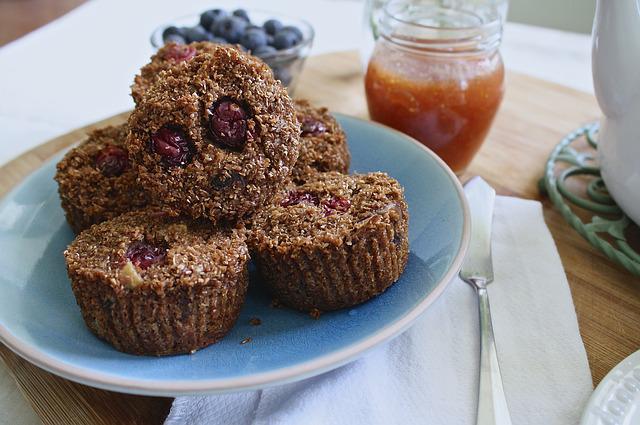 Muffiny z otrub na talíři k snídani