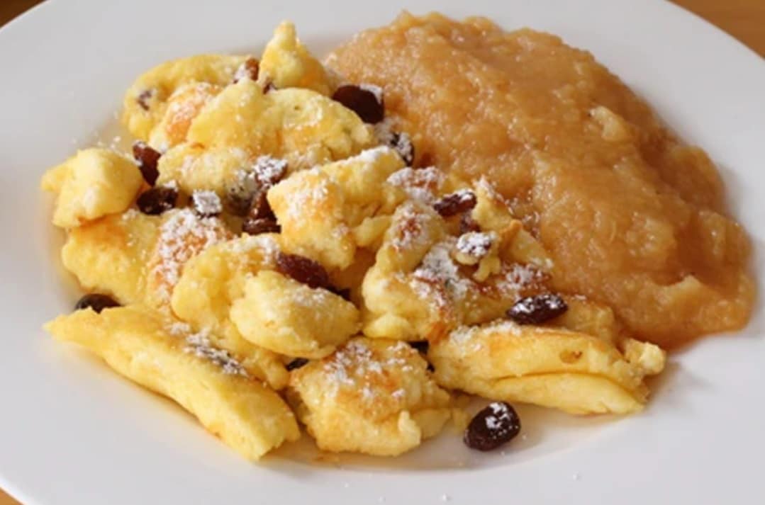 Kaiserschmarrn – císařský trhanec s jablečným pyré