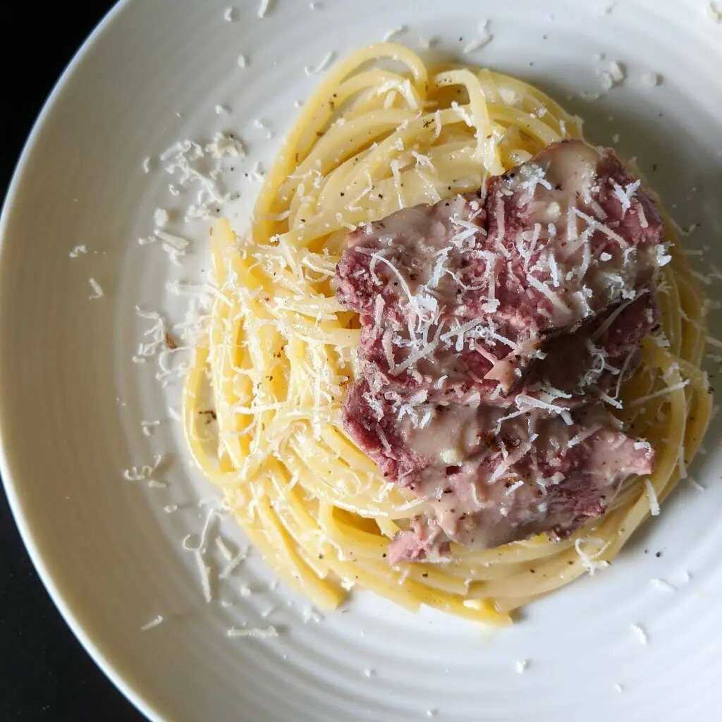 Špagety carbonara s kachním prsíčkem a sečuánským pepřem