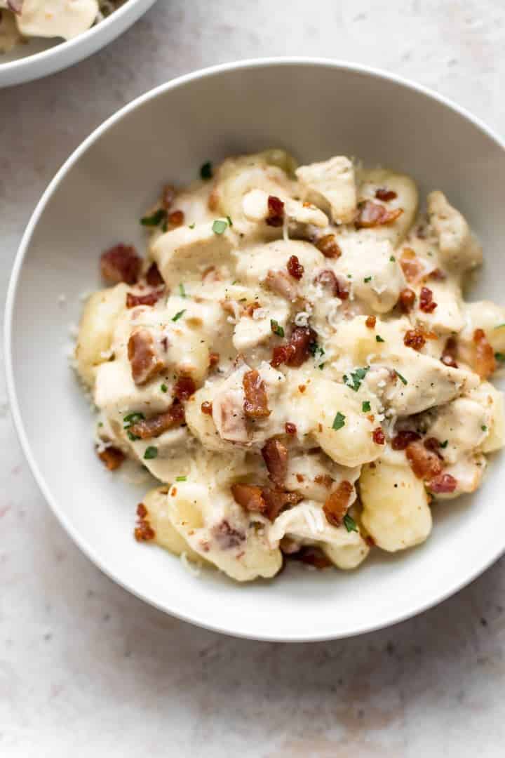 Gnocchi s kuřecím masem, sýrem a slaninou