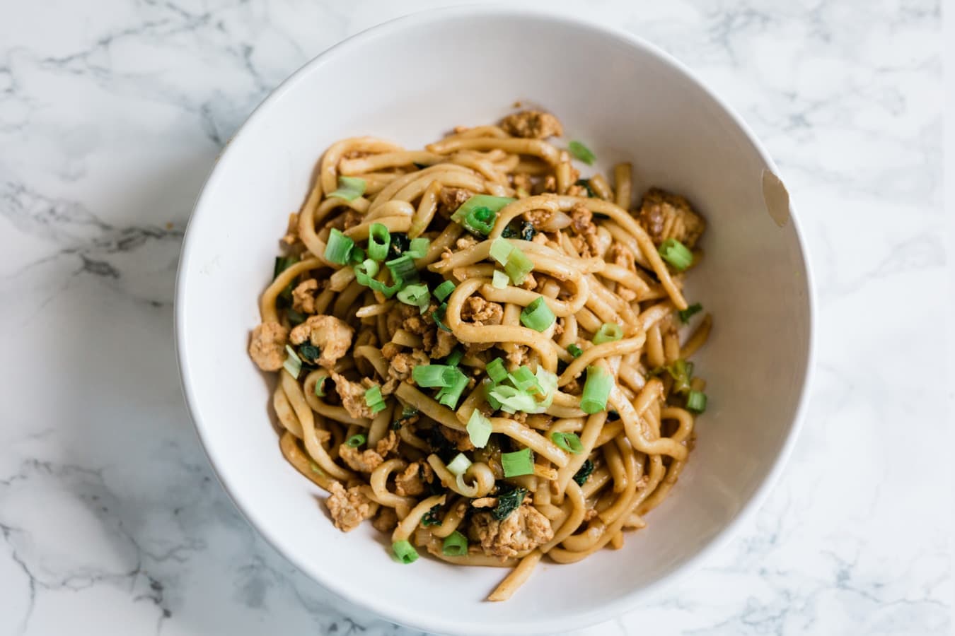 Sezamové udon nudle s mletým kuřecím masem a špenátem